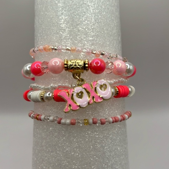 5PC XOXO Charm Pink and Faux Pearl Bracelet Stack - Picture 3 of 4